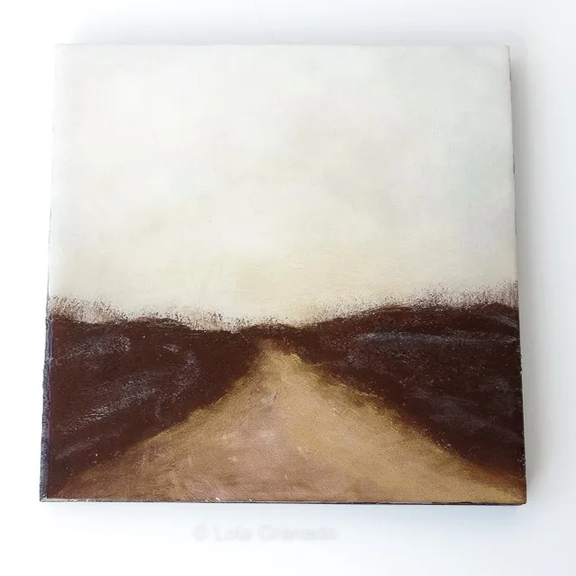 Pintura abstracta Earth Camino, con tonos blancos, tierra y un camino central