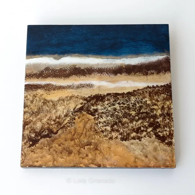 Pintura abstracta Earth Dunas con franjas azules, blancas y texturas de tonos tierra