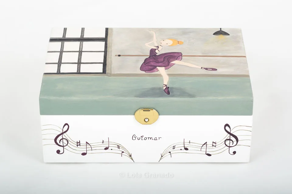 Joyero de madera ilustrado con una bailarina y detalles de un estudio de danza