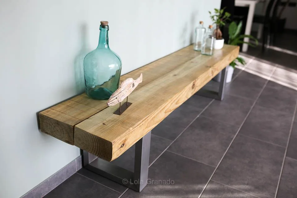 Mesa-banco de madera natural sobre patas de acero