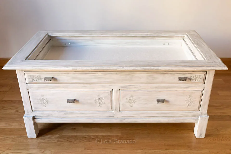 Mesa de centro restaurada en tonos claros, con cajones y motivos florales